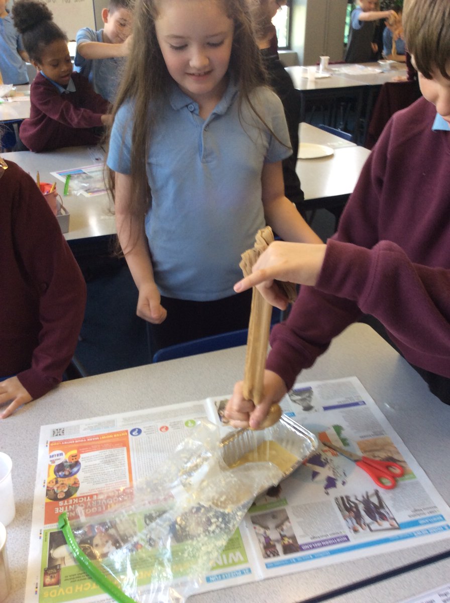 The budding biologists in Y4AS got their hands dirty in Science this week as they worked collaboratively to recreate the process of the human digestive system. @StradbrokePri #StradScience #AnimalsIncludingHumans #StradExperience
