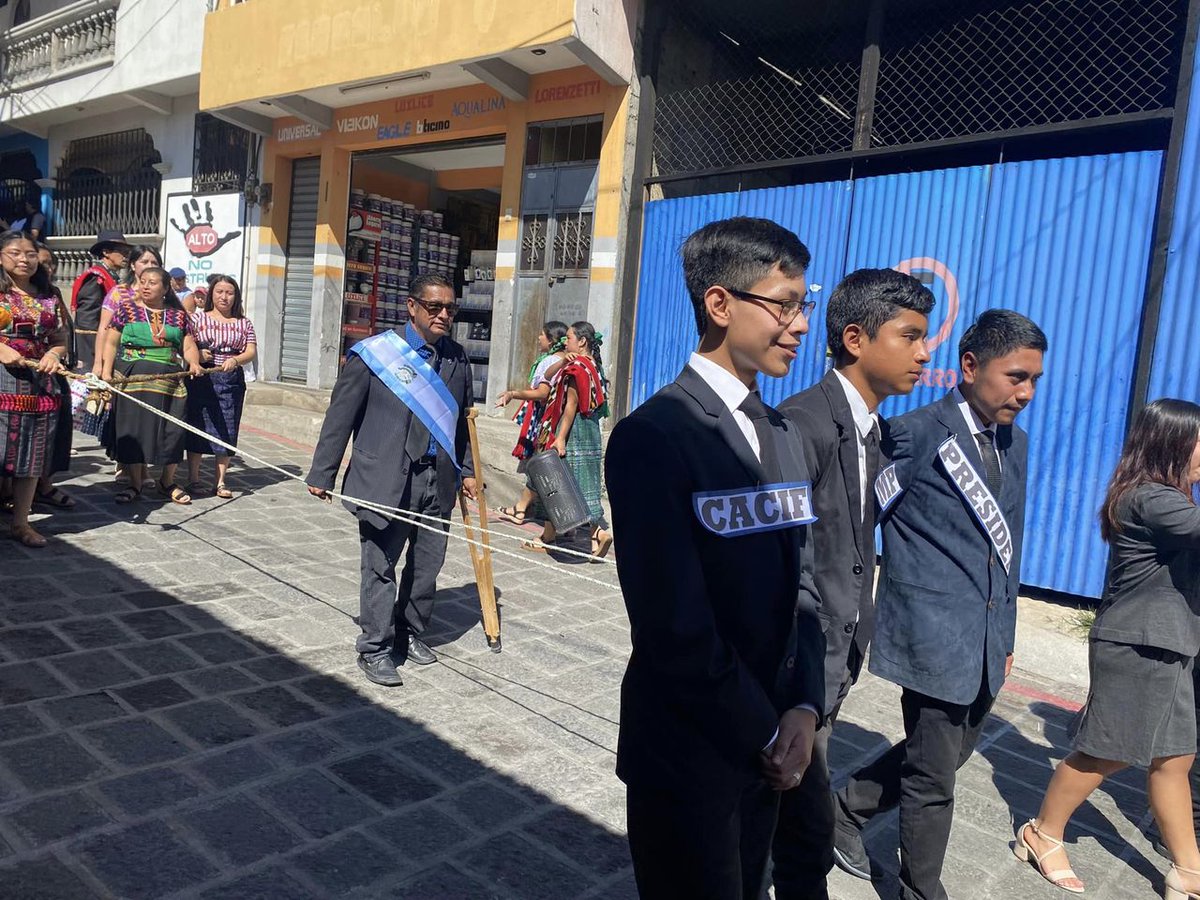 Factor4_GT's tweet photo. #Sololá | Este #15S un desfile cívico recorre las calles de San Pedro la Laguna, en donde la población expresa su sentir ante el #SocavamientoDeLaDemocracia en el país.

📷 Josué Chavajay. https://t.co/QL8ig4akiu