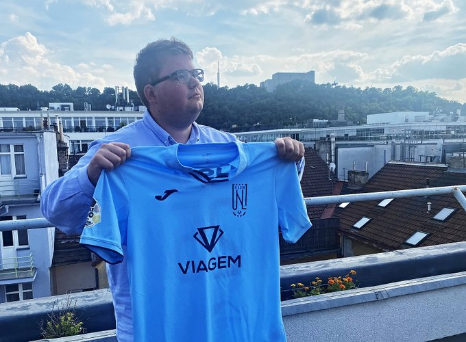 VSportsTM's tweet photo. 📌Un estudiante de 22 años fue fichado por FK Ústí nad Labem, de la 3ª División de República Checa 🇨🇿
📌Su nombre es Martin Podhajsky
📌¿Experiencia en el fútbol ⚽️? Ninguna
📌Su padre le ofreció €20 mil al club para que dispute 10 minutos de algún partido de la temporada
📌"Solamente juega al FIFA en la computadora... pero no se ven 500 mil coronas checas en el piso todos los días. Por esa cantidad, dejaría que cualquiera se una". Premysl Kuban, presidente de la institución
📌Una de las historias más insólitas del año