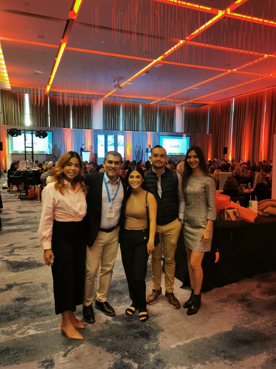 VisitIZ's tweet photo. Compartiendo con agentes de viajes de #Edmonton, #Canada la belleza de #IxtapaZihuatanejo en un evento con #AirCanadaVacations
¡Los esperamos muy pronto en el paraíso!
#ThisIZit #VisitIZ #Zihuatanejo #PuebloMágico #Canada #travel https://t.co/oLzrrncWTL