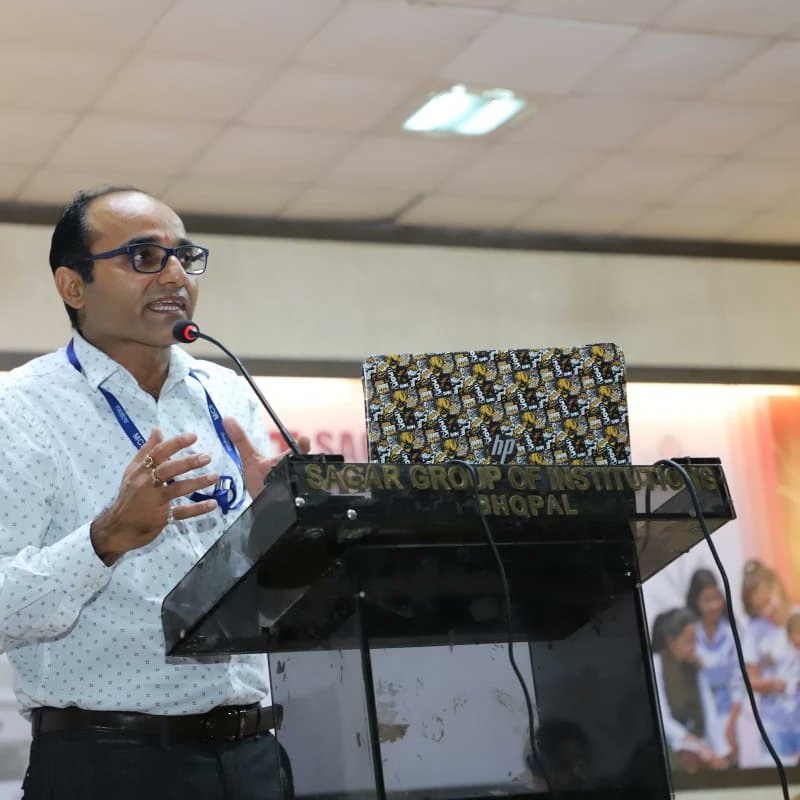 SIRT_BHOPAL's tweet photo. Expert Talk on 'Chandrayan' is conducted successfully by Mr. Pankaj Chaddha, ISRO for the first year students on the occasion of "Engineer's Day" ✨
The event was graced by Respected Karan Sir. Director Sir also addressed the students.✨

#isro
#engineerstudent
#engineersday https://t.co/6qCX8QPq0Q