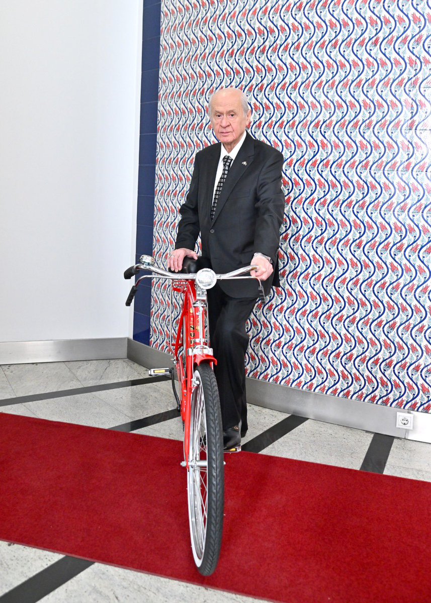 Liderimiz Sn. Devlet Bahçeli, sporu ve sporcuyu destekleyerek gençlerimizin spora yaklaşımı, sağlıklı yaşama pedal çevirmesidir sözüyle, 08 Ekim'de başlayacak olan, 58.Cumhurbaşkanlığı Türkiye Bisiklet Turunu bugünden tebrik ederek başarılar dilediler..