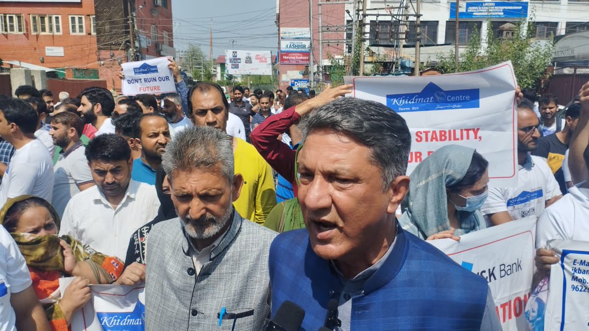 QayoomWani3's tweet photo. Attended the protest of #Khadmat_Center_Operators at Press Enclave Srinagar today on 15Th of September and was accompanied by Mohd suliman Bhat and other leaders of #JKCSF. https://t.co/s06qz5NMq1