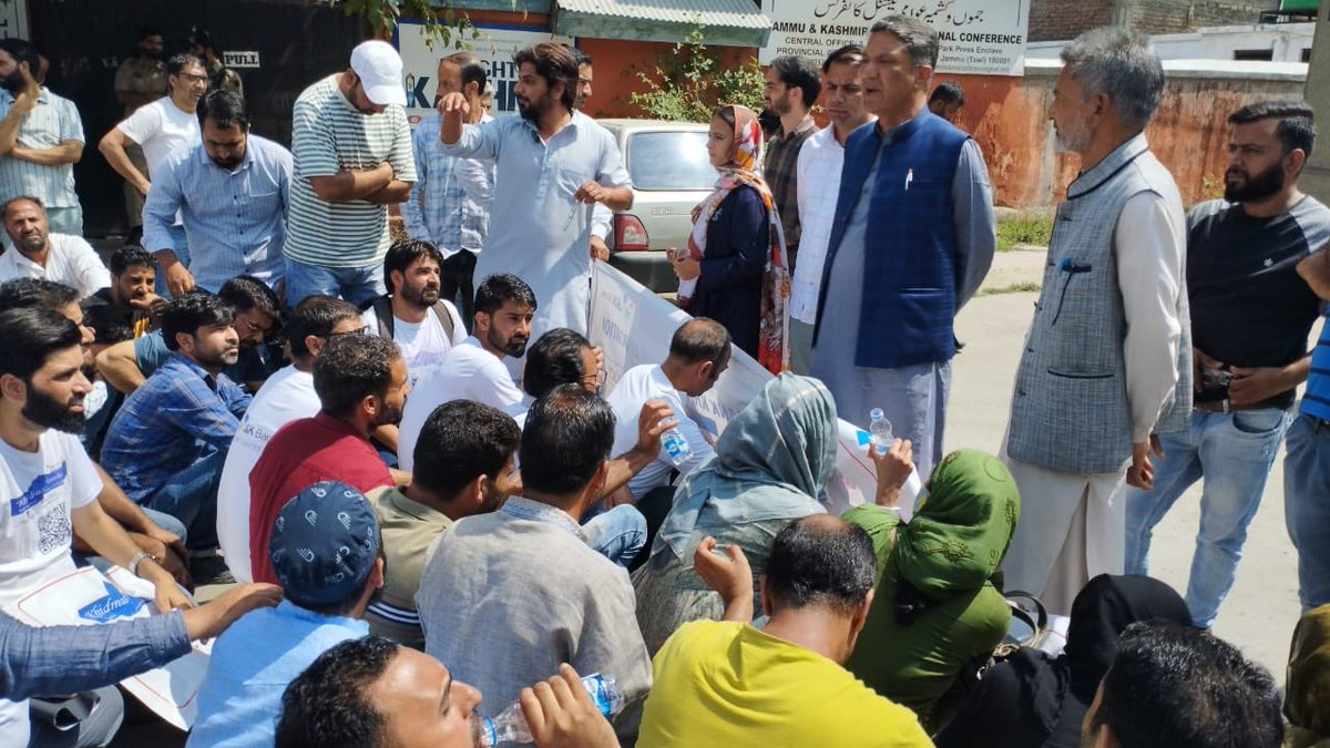 QayoomWani3's tweet photo. Attended the protest of #Khadmat_Center_Operators at Press Enclave Srinagar today on 15Th of September and was accompanied by Mohd suliman Bhat and other leaders of #JKCSF. https://t.co/s06qz5NMq1