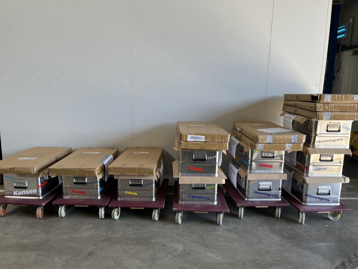 In ons magazijn bereiden we kisten voor gemeenten, scholen en bibliotheken voor, die binnenkort met het "Kansrijk - Doorbreek de cirkel van armoede”  project aan de slag gaan. Meer dialoog in de klas maakt ons enthousiast!  #KansrijkProject #SamenSterk #OnderwijsVoorIedereen
