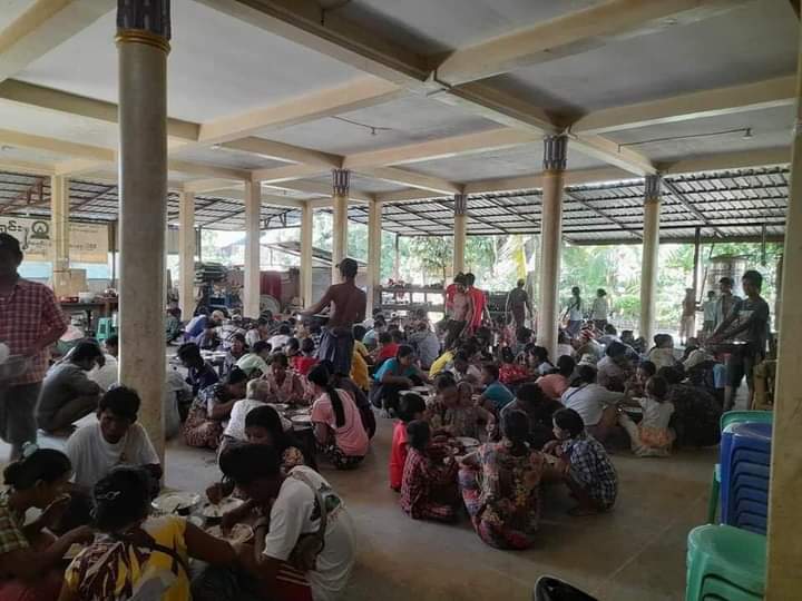 Chan45704011's tweet photo. Sagaing Division, Myaung Township's villages on the west bank of the Ayeyarwady River were raided by the military council troops early in the morning of September 14, causing more than a thousand residents to flee to safety.

#2023Sep15Coup 
#WhatsHappeningInMyanmar https://t.co/k7KMt6J2yx