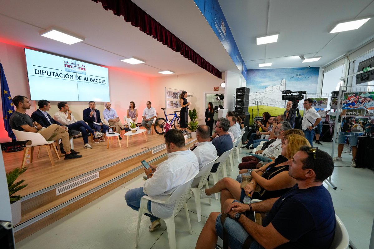DipualbaBike's tweet photo. 🚩 #GFSierraDeAlbacete | La III Gran Fondo mostrará un año más los paisajes y pueblos de la Sierra de Albacete. 

Roberto Heras, @HectorCarretero y @sandyAD98 asisten a la presentación oficial. 👇
https://t.co/HMx7w5gVlf https://t.co/kNBsViFbJY