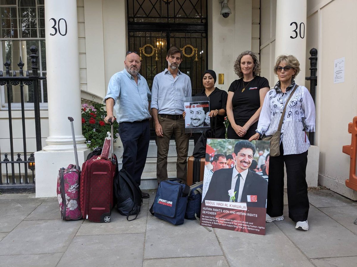 Outside #Bahraini embassy in LDN, we are asking why authorities gave instructions to <a href="/British_Airways/">British Airways</a> to deny boarding to civil society actors alongside <a href="/MARYAMALKHAWAJA/">Maryam Alkhawaja</a>, a Bahraini citizen herself.

No one at the embassy seems willing to speak or engage with us. 

#FreeAlKhawaja