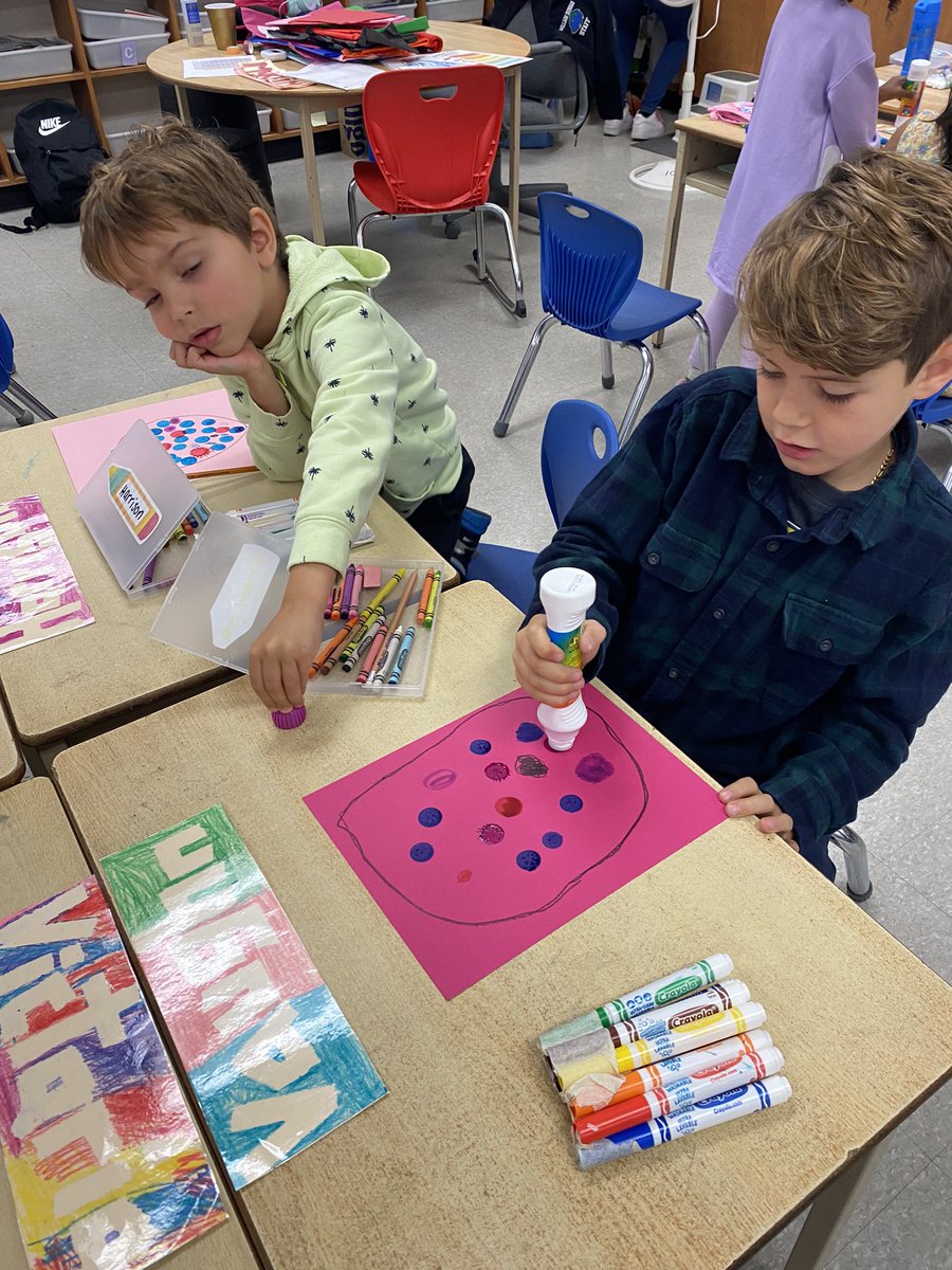 msbowyer1's tweet photo. Happy #InternationalDotDay! We read @peterhreynolds’ The Dot and then created our own masterpieces! @dunbar_ps https://t.co/v9hWTWndKh