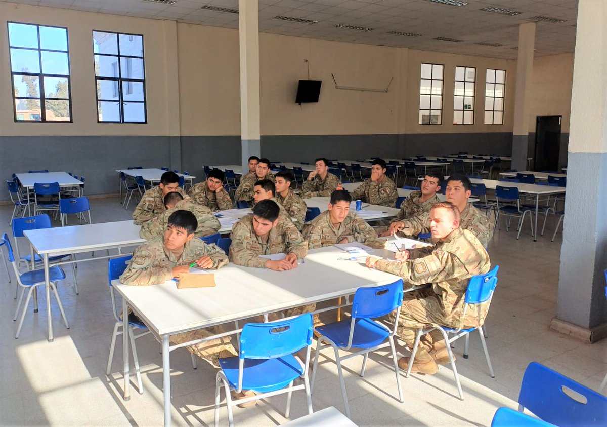 VIDE_CL_Oficial's tweet photo. 25 #SoldadosConscriptos que realizan su #ServicioMilitar en nuestra Brig. Motorizada N°4 #Rancagua, suman capacidades para enfrentar la vida laboral. El curso Operador Grúa Horquilla con Licencia Clase D, fue el primero en arrancar en el histórico ex regimiento ubicado en #Arica. https://t.co/mMt5UJU45f