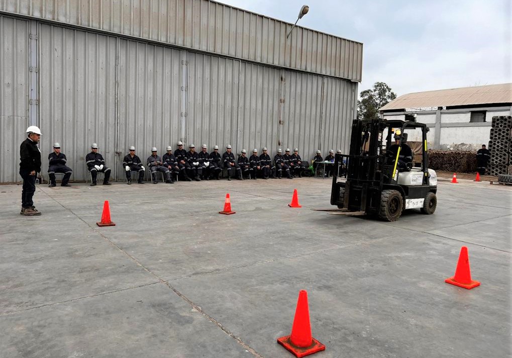 VIDE_CL_Oficial's tweet photo. 25 #SoldadosConscriptos que realizan su #ServicioMilitar en nuestra Brig. Motorizada N°4 #Rancagua, suman capacidades para enfrentar la vida laboral. El curso Operador Grúa Horquilla con Licencia Clase D, fue el primero en arrancar en el histórico ex regimiento ubicado en #Arica. https://t.co/mMt5UJU45f