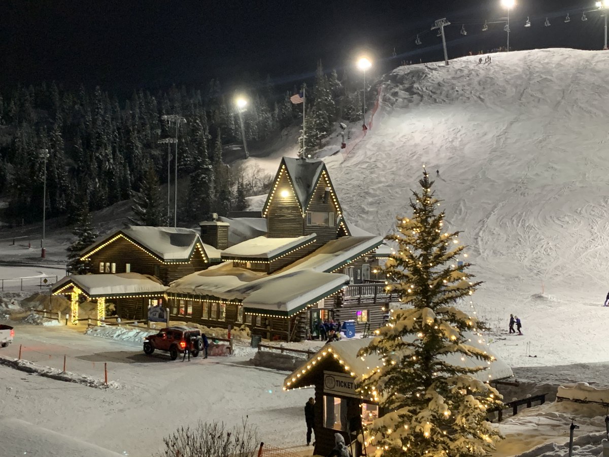 howelsenhill's tweet photo. With the first snows falling  across Colorado, it's never too early to start thinking about that fun and rewarding winter job! We have several at the historic ski area in the heart of downtown Steamboat Springs. Hope you'll join our team! https://t.co/j2WZbhYGbX https://t.co/mH7SNyy99F