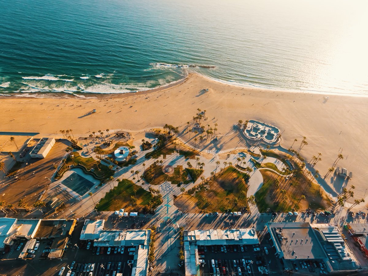 UrbnWorldwide's tweet photo. Elevate your perspective by taking in the breathtaking beauty of Venice Beach from a whole new angle!✨
#LA #UrbanWorldwide #VeniceBeach https://t.co/Dk3Oo0QqBE