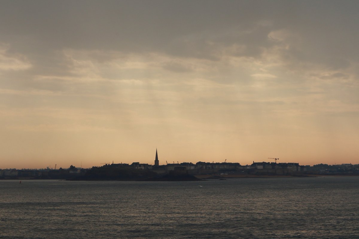 JillHpdc's tweet photo. #FrenchDiary day 10 Sunday
Time to go home πΆ A distinct change in the weather and the first time it rained since St Malo. Made for some rather nice atmospheric conditions as we left the harbour though 1/3 π§΅ https://t.co/jkIkGquwII