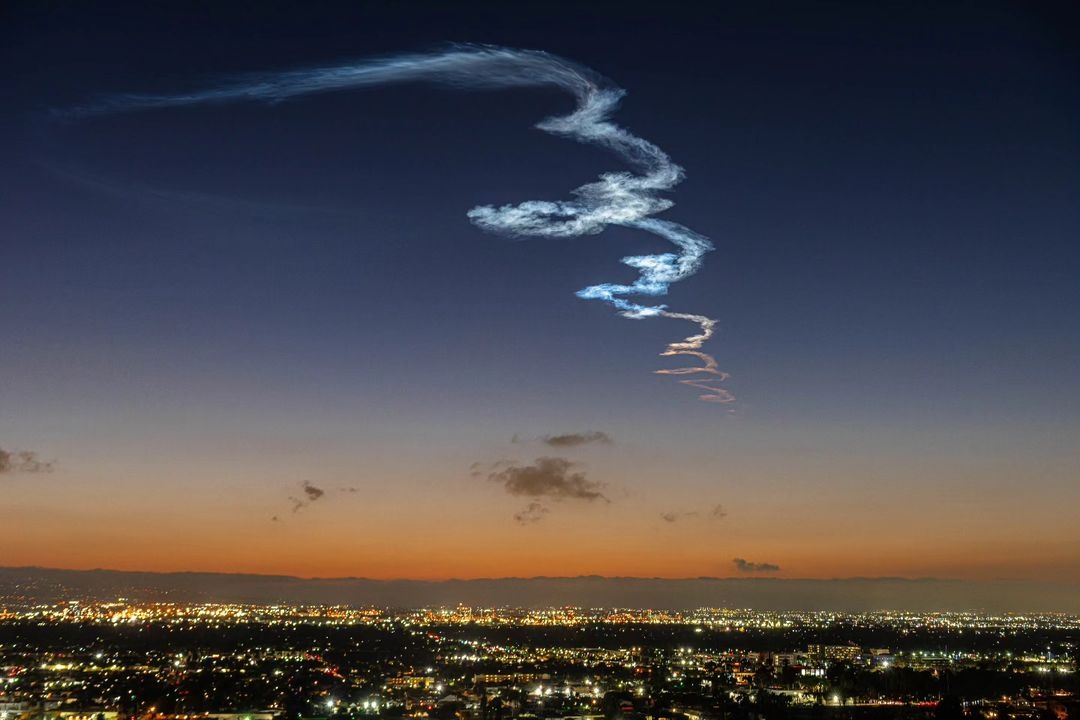 LAmag's tweet photo. Against the backdrop of the California night sky, watch Firefly's Alpha Rocket's mesmerizing launch from Vandenberg Air Force Base in Lompoc, CA, leaving behind a corkscrew-shaped contrail. 🚀
📸: Christine Anne Ho
#rocketlaunch #losangeles #socal #rocket #alpharocket https://t.co/BNXKvMM9EZ