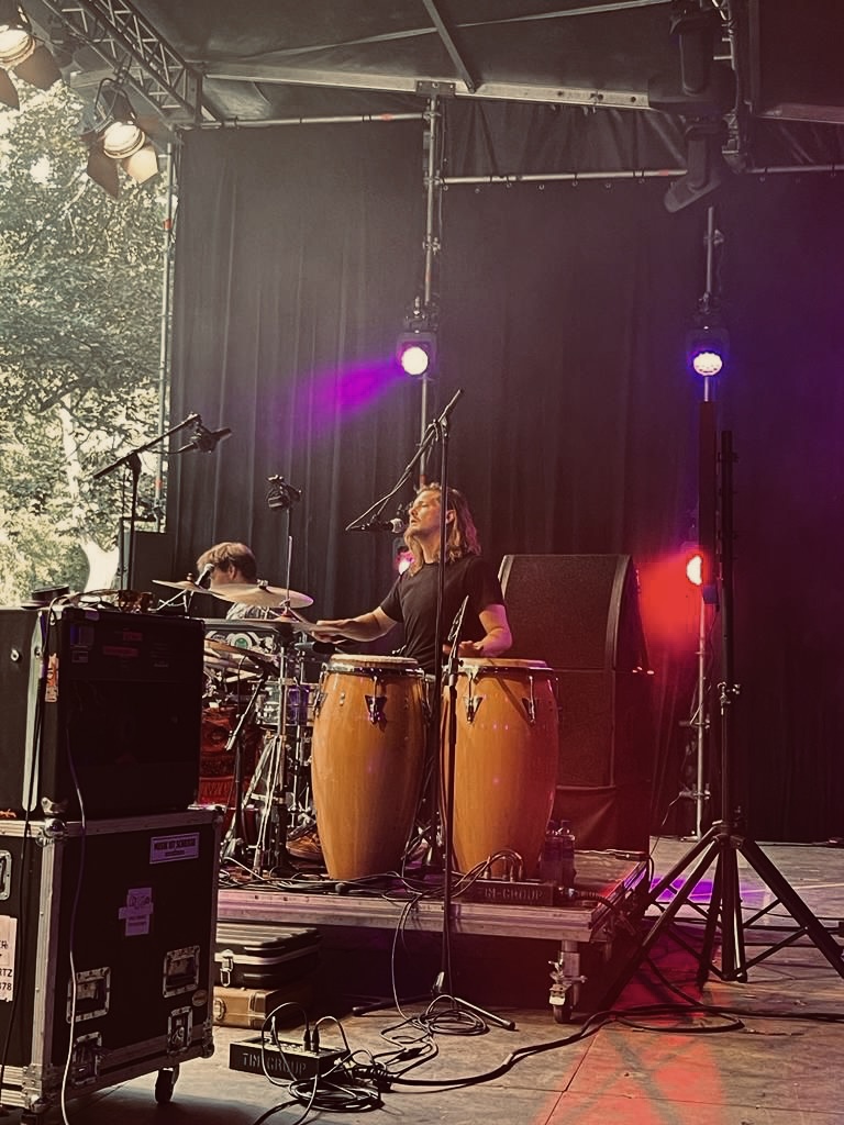 De combinatie van Zuid-Amerikaanse, Afrikaanse en Arabische muziek van Collignon past helemaal bij deze zonnige namiddag.🌤️