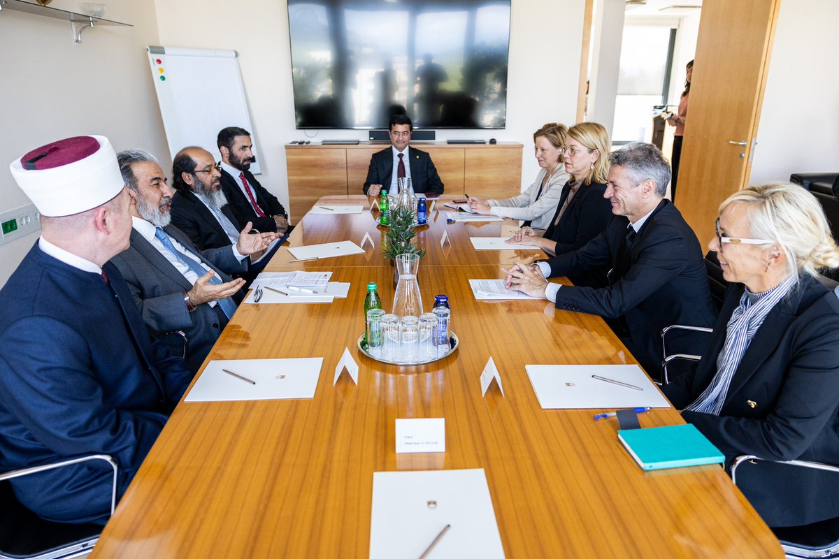 Vlada Republike Slovenije (@vladars) on Twitter photo Prime Minister Robert Golob with the Qatari Minister of Endowments and Islamic Affairs Al Ghanim and Mufti of the Islamic Community in Slovenia Nevzet Porić about strengthening the cooperation between 🇸🇮 and 🇶🇦 esp. in the areas of economy and healthcare. <a href="/SLOinUAE/">Slovenia in the United Arab Emirates</a> Prime Minister Robert Golob with the Qatari Minister of Endowments and Islamic Affairs Al Ghanim and Mufti of the Islamic Community in Slovenia Nevzet Porić about strengthening the cooperation between 🇸🇮 and 🇶🇦 esp. in the areas of economy and healthcare. <a href="/SLOinUAE/">Slovenia in the United Arab Emirates</a>