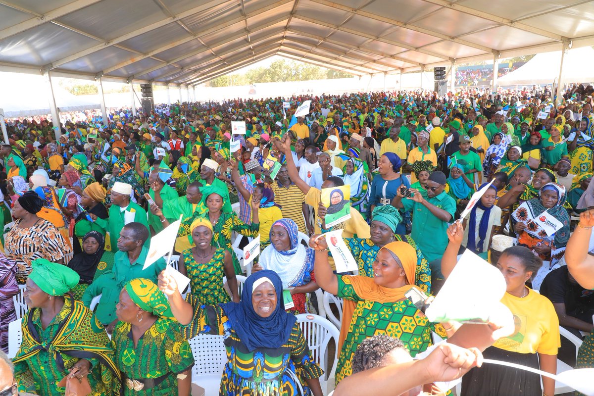 Hakuna Mwanasiasa yoyote Tanzania atakaeweza kuvunja rikodi hii iliyoandikwa na Dr <a href="/SuluhuSamia/">Samia Suluhu</a> Mkoani Mtwara, hakika hii ni zaidi ya upendo
.. 
#SisiNaMamaMleziWaWana 
#SisiNaBaBaMleziWaWana
#KaziIendelee 
#YajayoNiNeemaTupu