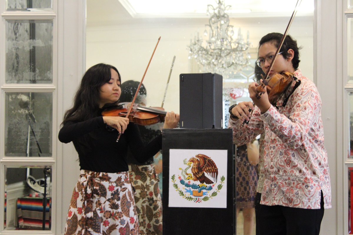 EmbMexIno's tweet photo. The talented students, Ni Made Adinda Laksmi Danaswari and Mr. Elbert Nugroho, enchanted us with their violin music, playing the national anthems of Mexico and Indonesia, as well as popular Mexican tunes. 🎻🎶🇲🇽🇮🇩 (4/5) https://t.co/yxmt8MZM2h