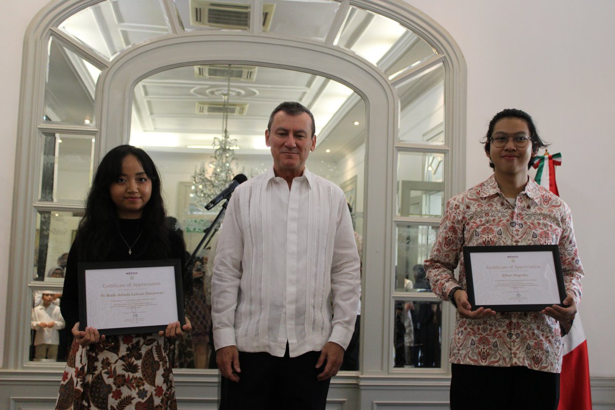 EmbMexIno's tweet photo. The talented students, Ni Made Adinda Laksmi Danaswari and Mr. Elbert Nugroho, enchanted us with their violin music, playing the national anthems of Mexico and Indonesia, as well as popular Mexican tunes. 🎻🎶🇲🇽🇮🇩 (4/5) https://t.co/yxmt8MZM2h
