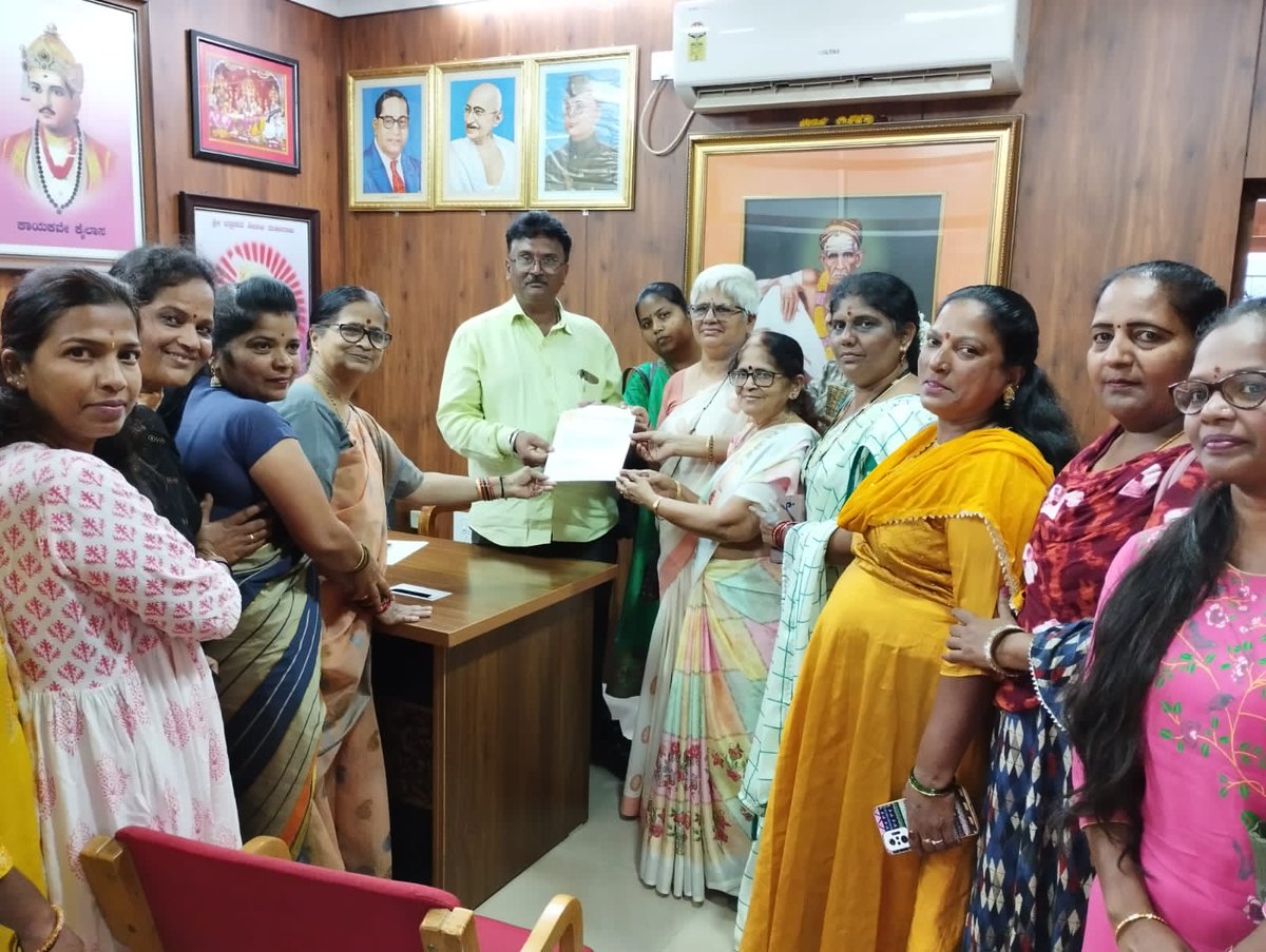 In the pics are women from Hubballi-Dharwad who gathered in large numbers yesterday to meet and convince the Mayor, the Commissioner and other officials of @HdmcHubliDwd to form the citizens' #wardcommittees. #urbangovernance #wardsamitibalaga #Decentralization #womenempowerment