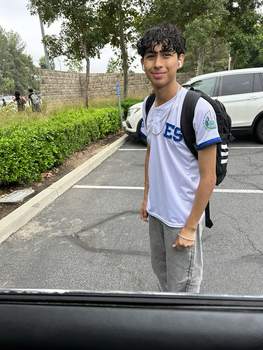 Now it’s my handsome son on the way to high school showing everyone that he is celebrating our independence and how proud he is of our country of El Salvador 🇸🇻 he will forever love our country