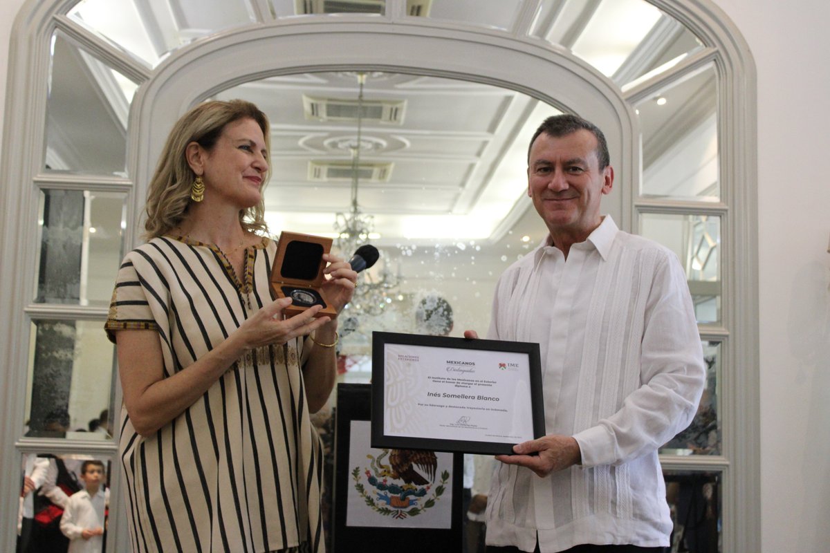 EmbMexIno's tweet photo. As part of the festivities, we awarded the 2023 Distinguished Mexicans Abroad recognition to Inés Somellera for her outstanding work in promoting our country's culture and fostering connections with Indonesia. 🏆 (3/5) https://t.co/BhyAxN8oYI