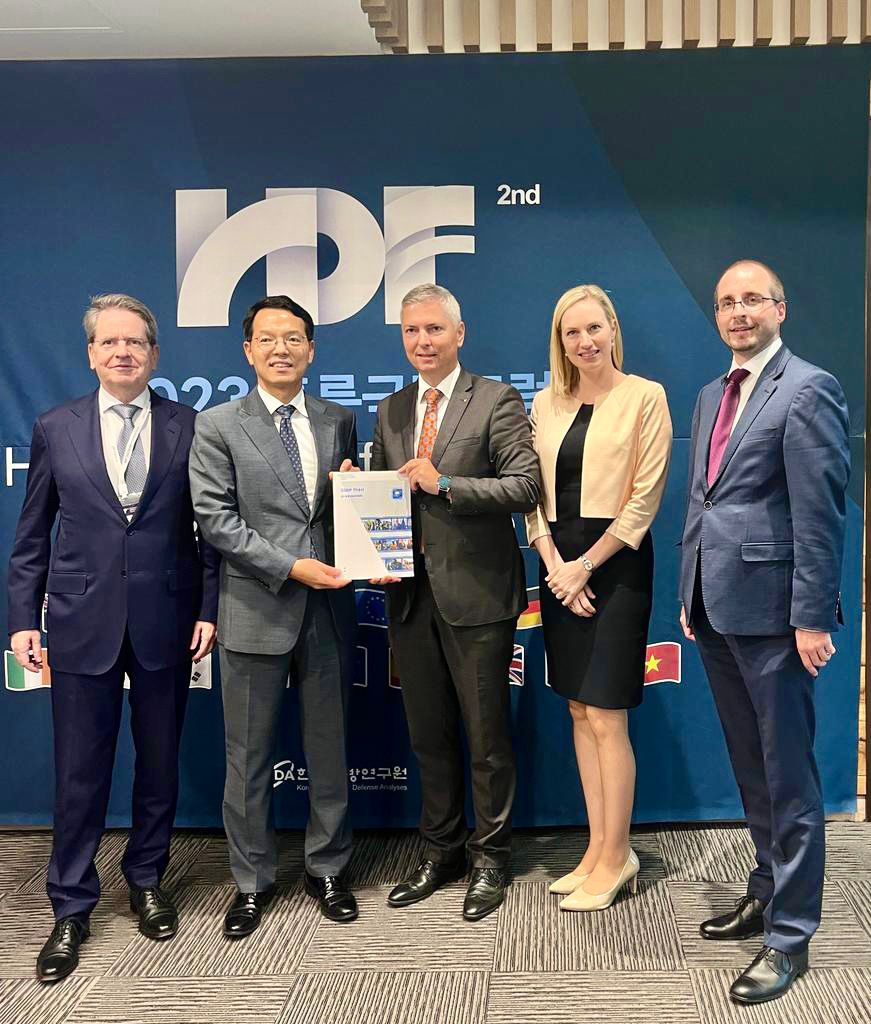 Today at the Hongneung Defense Forum in Seoul the Indo-Pacific edition of the #EU #CSDP Handbook in Korean language was launched. Big thanks to the Austrian MoD for this successful cooperation! <a href="/EUinKorea/">EUinKorea</a> #Bundesheer