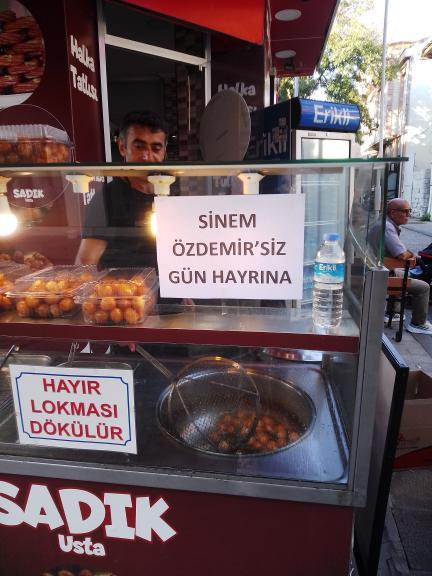 Sinooo_7's tweet photo. Bu gün işe gitmedim diye iş arkadaşım çıktı alıp böyle bişey yapmış sizce bi daha konuşmalı miyim https://t.co/unZCKnG2Gd