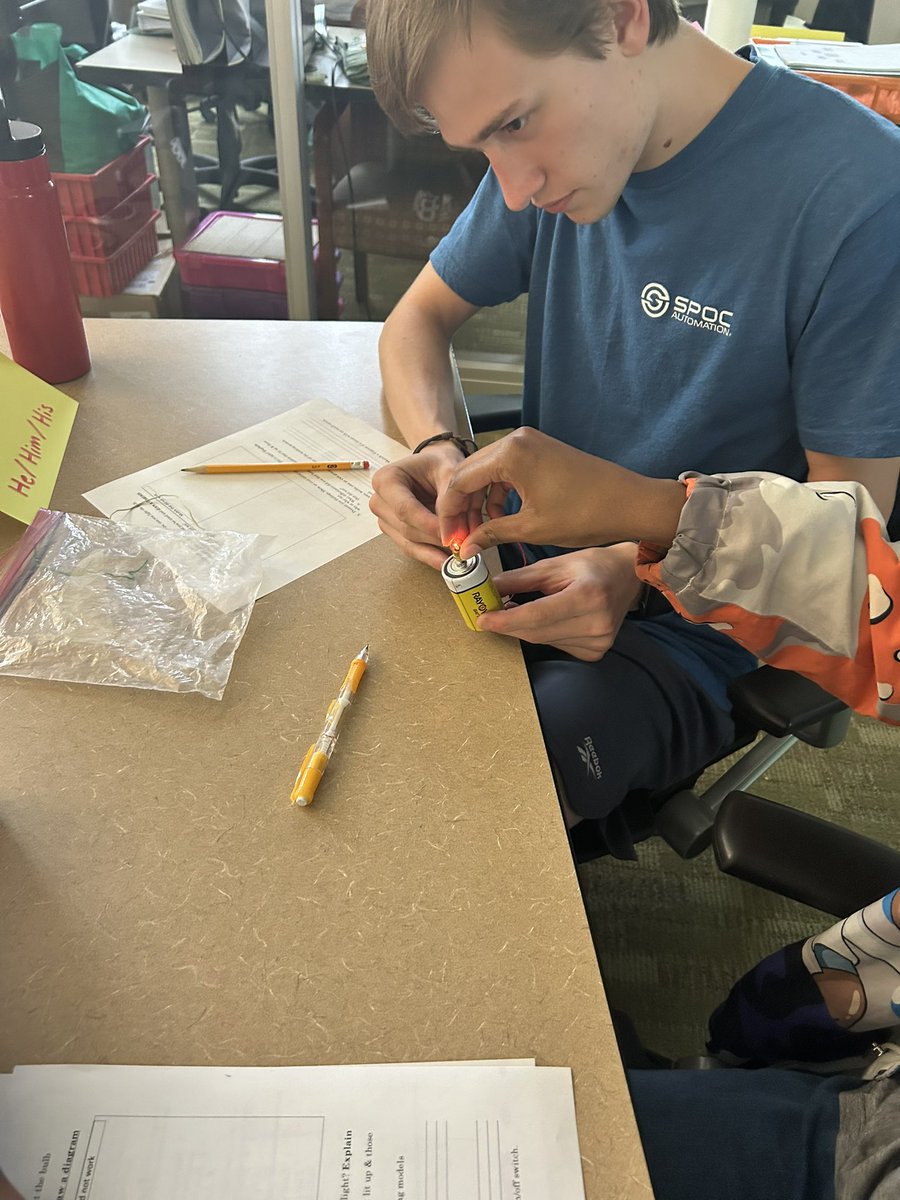 UABTeach's tweet image. Introducing our newest EHS 125 students to inquiry based learning through the 5E model! 

Let’s just say the room was pretty lit 🔦💡

#UABTeach #Step1 #InquiryBasedLearning #LetThereBeLight #5EModel #Innovation #STEM 💚💛