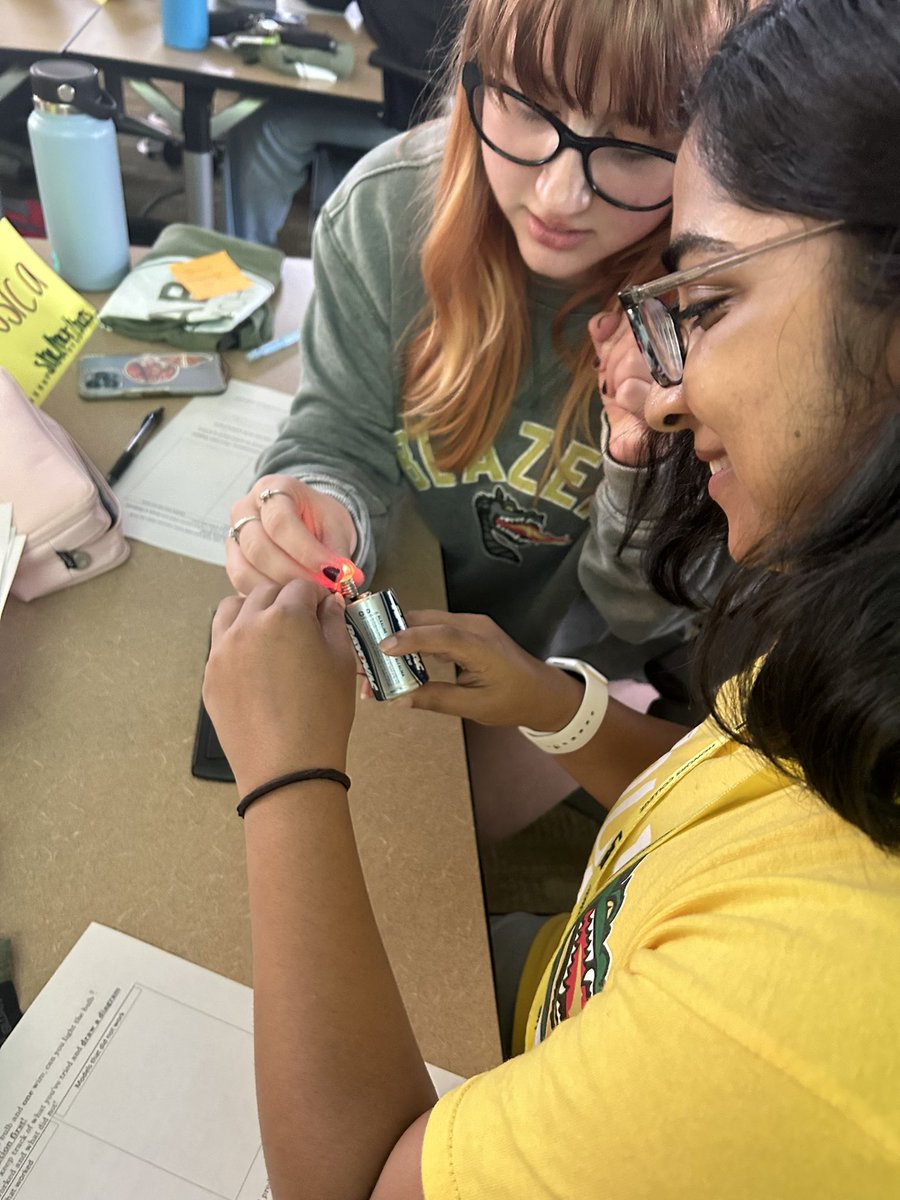 UABTeach's tweet image. Introducing our newest EHS 125 students to inquiry based learning through the 5E model! 

Let’s just say the room was pretty lit 🔦💡

#UABTeach #Step1 #InquiryBasedLearning #LetThereBeLight #5EModel #Innovation #STEM 💚💛