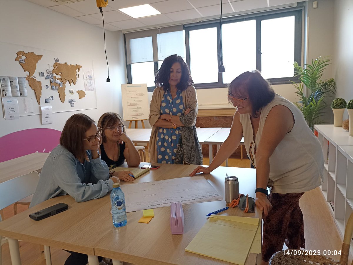 Finalizan las acciones formativas dirigidas al profesorado de #FOL organizadas por Consejería <a href="/educacyl/">Educación JCyL</a>. Un gran nivel e implicación de ponentes como asistentes en los cursos FOL0123CL,FOL0223CL y FOL0323CL. Cuenta atrás para la formación del 2024.
<a href="/aracelivtremino/">Araceli Valdés</a> <a href="/SMAF12360/">Agustín F. Sigüenza</a>