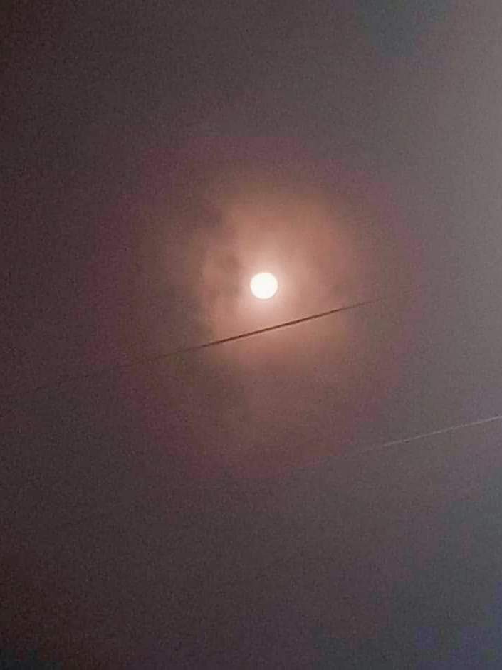 जुन जस्तै भएको को जिन्दगी.
. टाढा बाट हेर्दा  झलमल र उज्यालो छ तर सुनसाम र एक्लो छ 😔
                             good night ....