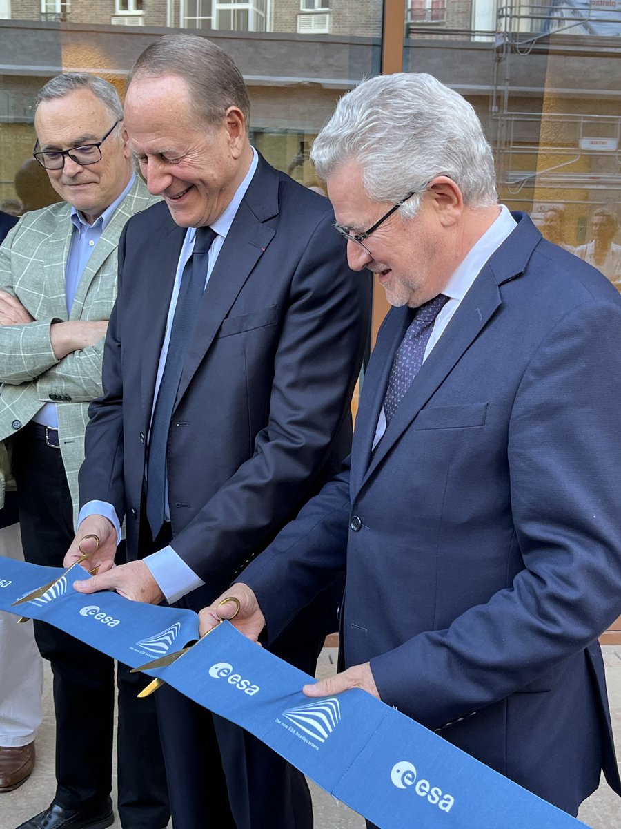 NathalieTinjod's tweet image. Inauguration de l’Astrolabe &amp;amp; du Space Shop au siège de l’⁦@ESA_fr⁩ aujourd’hui par le maire du 15e arrondissement de #Paris ⁦@Philippe_Goujon⁩ &amp;amp; par le Chef d’établissement Éric Morel. Un lieu de rencontre avec les parisiens, didactique &amp;amp; inspirant #Espace #Education