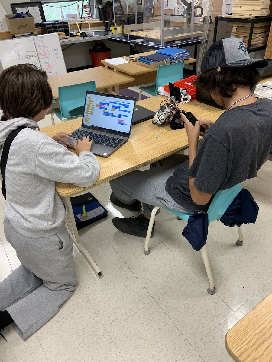 team5672's tweet image. #team5672 our latest Niimokajiis. Warming up for 2024. Outreach team prep. From Zander. #robotfun  @WikyBoardEd #Wiikwemkoong  @RezDogsFX @CANFIRST Miigwech 😀