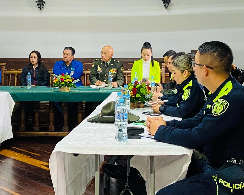 PoliciaSabana's tweet photo. 📢 ¡Inicia el Consejo de Seguridad en el Municipio #Subachoque, abordando temas cruciales para la seguridad y convivencia planteando estrategias efectivas para fortalecer la seguridad y garantizar un entorno seguro para todos. 🏘️

#DiosYPatria 
 #SeguridadSubachoque 🚓 https://t.co/fplocsDhOp