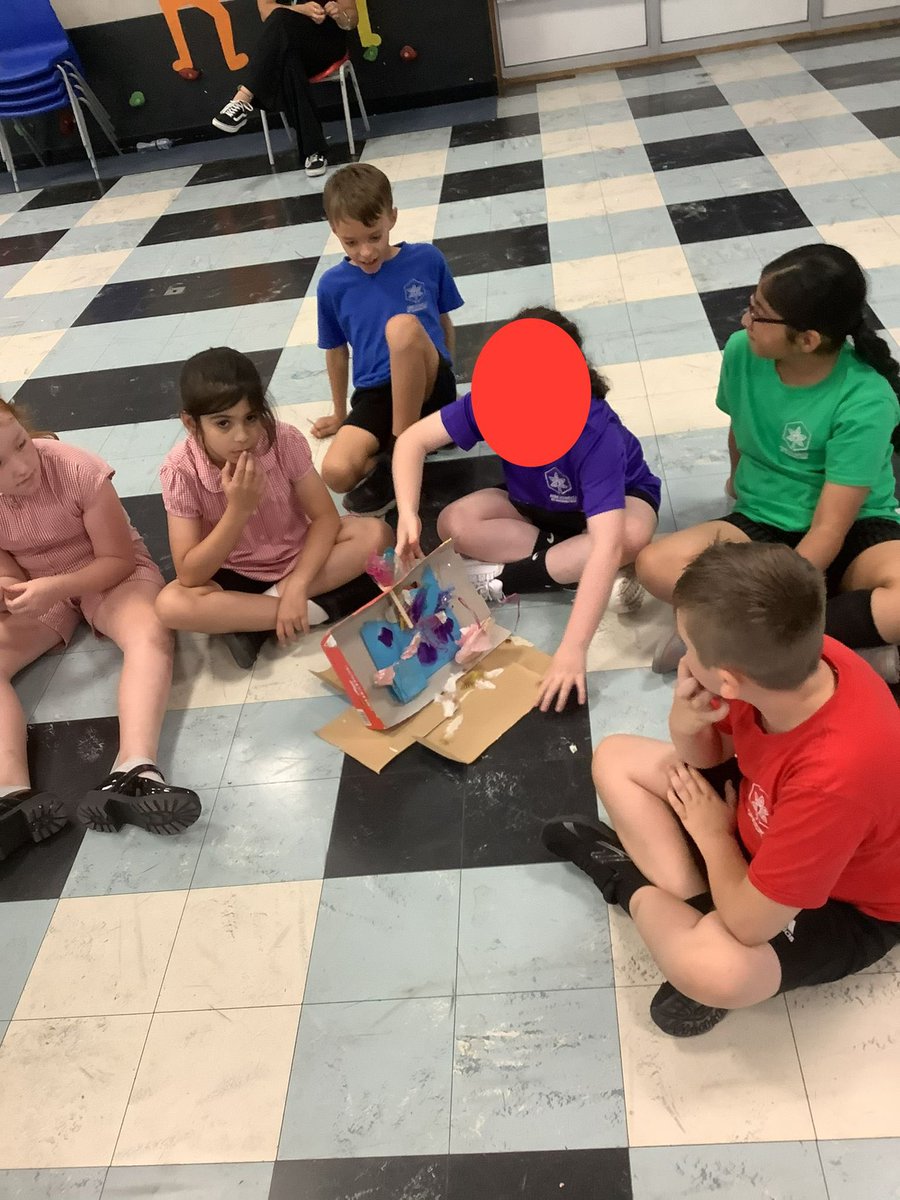 NET_Abbotsweld's tweet image. Year 5 and 6 started their art lessons off by making a sculpture to represent a memory, using recycled materials.  They worked as part of a group and created some masterpieces.  Thank you for collecting your recycling, we now have plenty and it is no longer needed. #netacademies