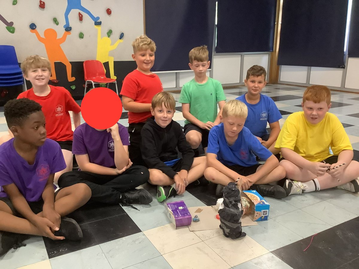 NET_Abbotsweld's tweet image. Year 5 and 6 started their art lessons off by making a sculpture to represent a memory, using recycled materials.  They worked as part of a group and created some masterpieces.  Thank you for collecting your recycling, we now have plenty and it is no longer needed. #netacademies