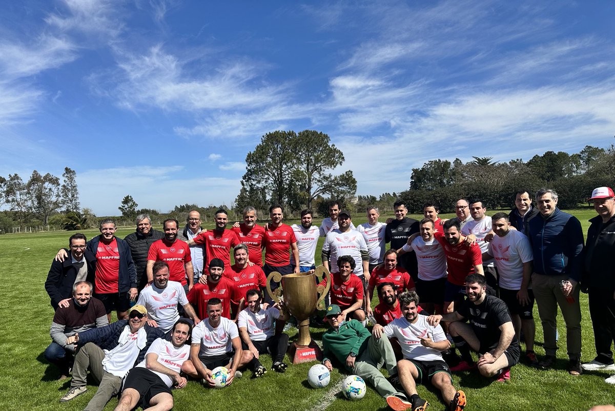 Mcecidl's tweet photo. Encuentros que hacen que los compromisos se fortalezcan. Felices de celebrar el segundo encuentro de la COPA MAPFRE, en esta oportunidad con la Regional Oeste. 👏👏👏. Felicitaciones Giancarlo Grignoli  ⁦@mapfre_UY⁩ #SomosMAPFRE #CopaMAPFRE https://t.co/9XvVzgy2GI