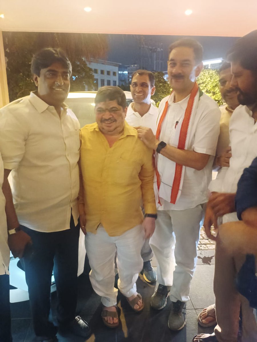 Ponnam_INC's tweet image. CWC సమావేశం కోసం నేడు హైదరబాద్ కి విచ్చేసిన CWC సభ్యుడు జితేందర్ సింగ్ గారికి స్వాగతం పలకడం జరిగింది
#CWCMeetingHyd #CongressVijayabheri