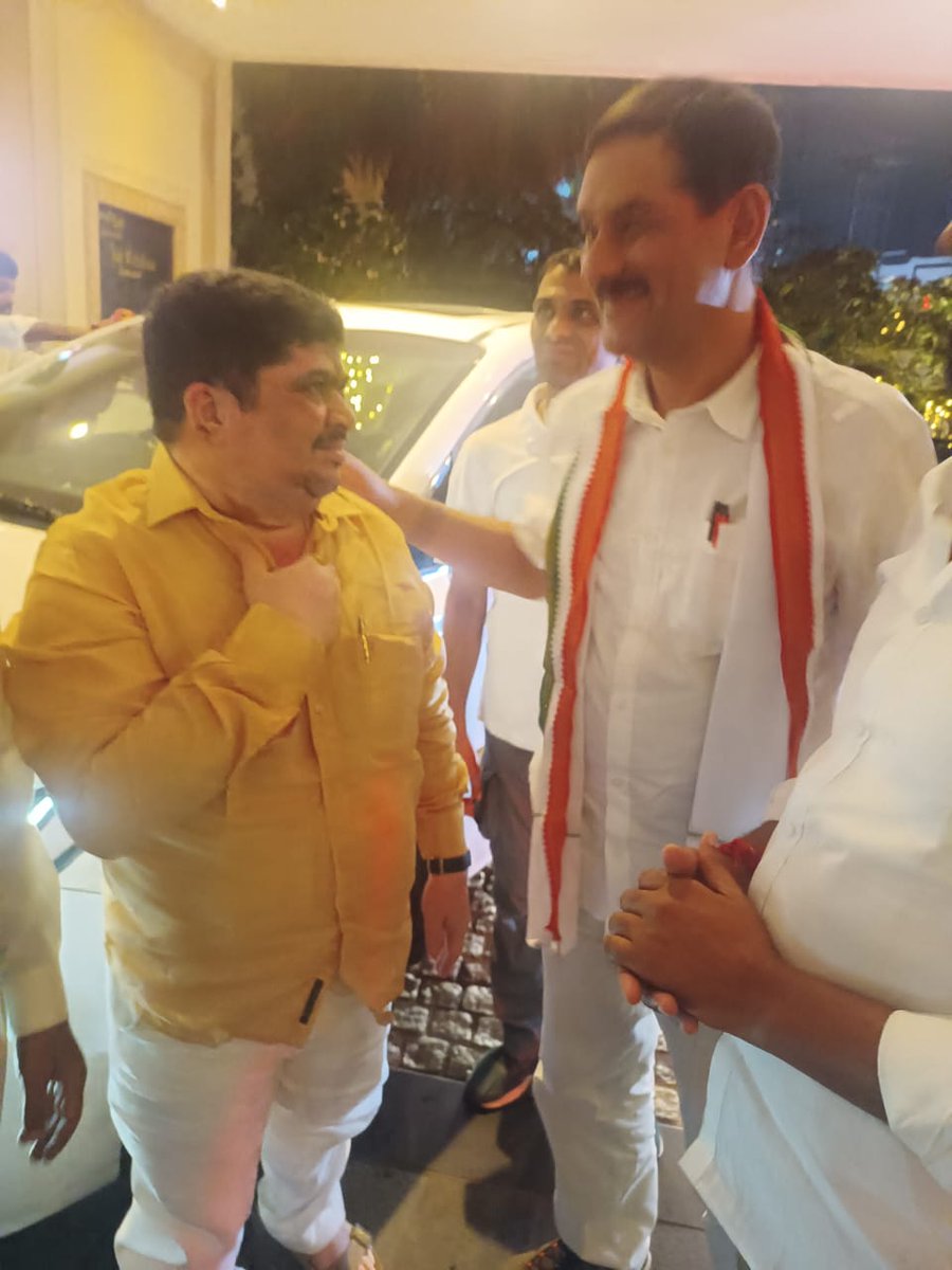 Ponnam_INC's tweet image. CWC సమావేశం కోసం నేడు హైదరబాద్ కి విచ్చేసిన CWC సభ్యుడు జితేందర్ సింగ్ గారికి స్వాగతం పలకడం జరిగింది
#CWCMeetingHyd #CongressVijayabheri