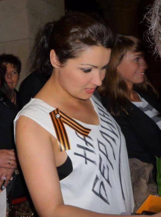 Берлинская опера объявила о своем решении возобновить сотрудничество с Анной Нетребко.
Есть кто в Берлине, кому не сложно, приклейте эту фотографию на афишу.