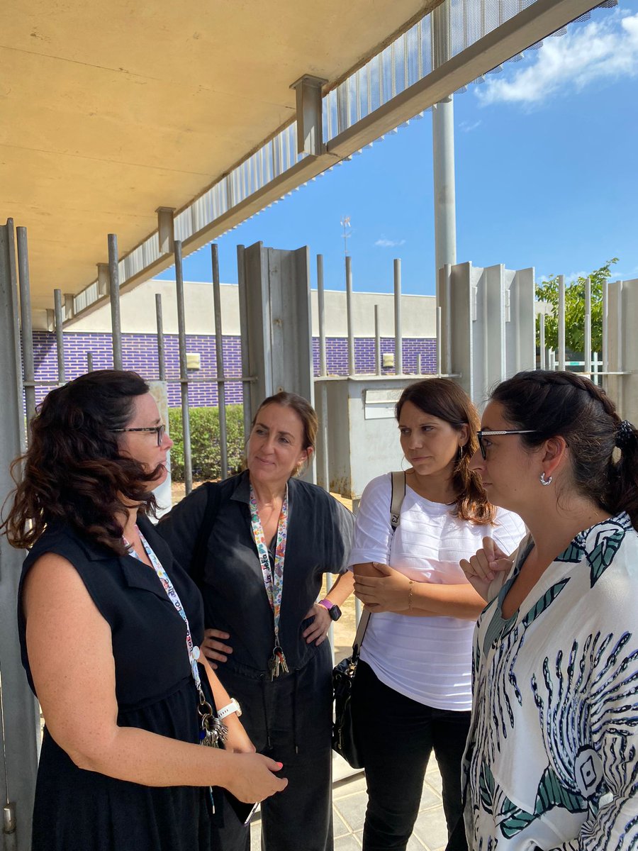 BeamudLucia's tweet photo. Hui ens hem apropat a les concentracions del CEIP Pinedo, Lluís Sant Àngel i IES El Saler. 
Des de l'inici de curs venen patint el #caos d'educació: sense saber si tenen bus, en condicions d'inseguretat i vulnerat el dret a l'educació dels seus xiquet i xiquetes. https://t.co/jprttroYIu