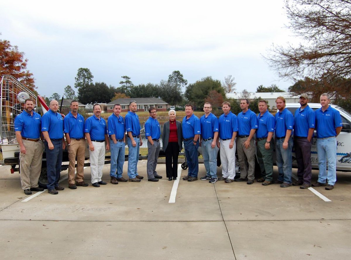 An oldie but a goodie! 🥸 #FlashbackFriday Fun fact about this photo taken 10 years ago of our Jacksonville Team, 75% of the employees in this picture are still with us! ❤️👏🏼 #TeamTLD #thelakedoctors #employeeretention #lakemanagement
