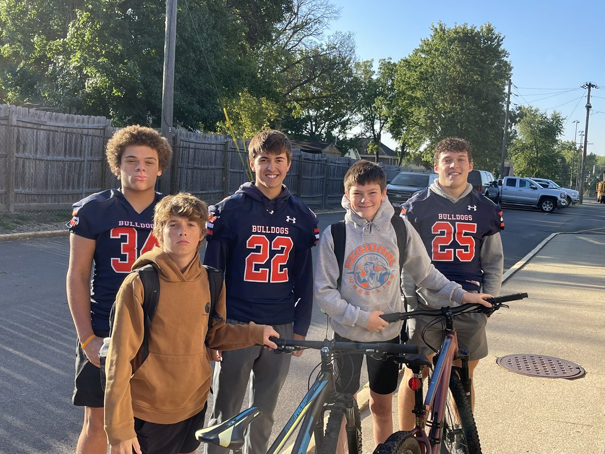 🔥 🆙 Friday
Week 4 edition!

GO BULLDOGS!!!
#FamilyStrong