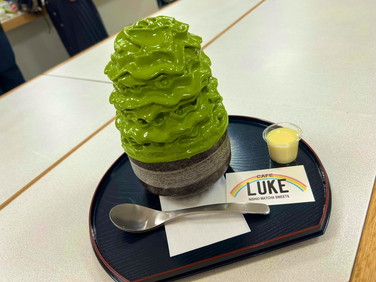 momomeinatsu's tweet photo. 新宿高島屋の催事場でエスプーマ氷を娘とシェア😋苦味が強めで美味し〜✨

地下で🥐、🍰、🍮、干物、など買い物しました。そしてそして…御座候を発見‼️
そういえば東京にもあるってkankanさんが教えてくれた！と1人でキャー😍ってなりました。すぐ食べる用とお土産を購入🎶
#高島屋
#御座候
#cafeLUKE https://t.co/NM4gsLwGWh