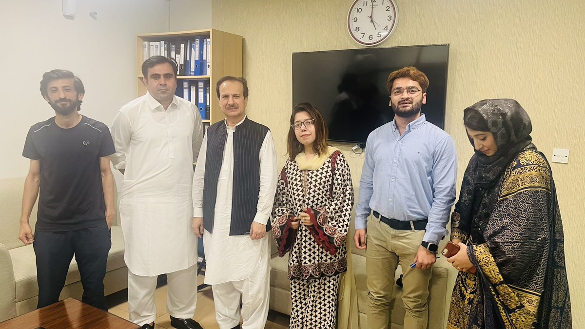 tahirkhan_dr's tweet photo. Thank you Health Minister @DrNadeemjan sahb for taking time out of your busy schedule and listening to us.

We are very hopeful that PDMC will solve this issue in their next meeting Inshallah .Your efforts for FMGs will be remembered sir
@RubinakhalidPPP
@fkkundi
@farzanakpmln https://t.co/eMMZ1xkzpO