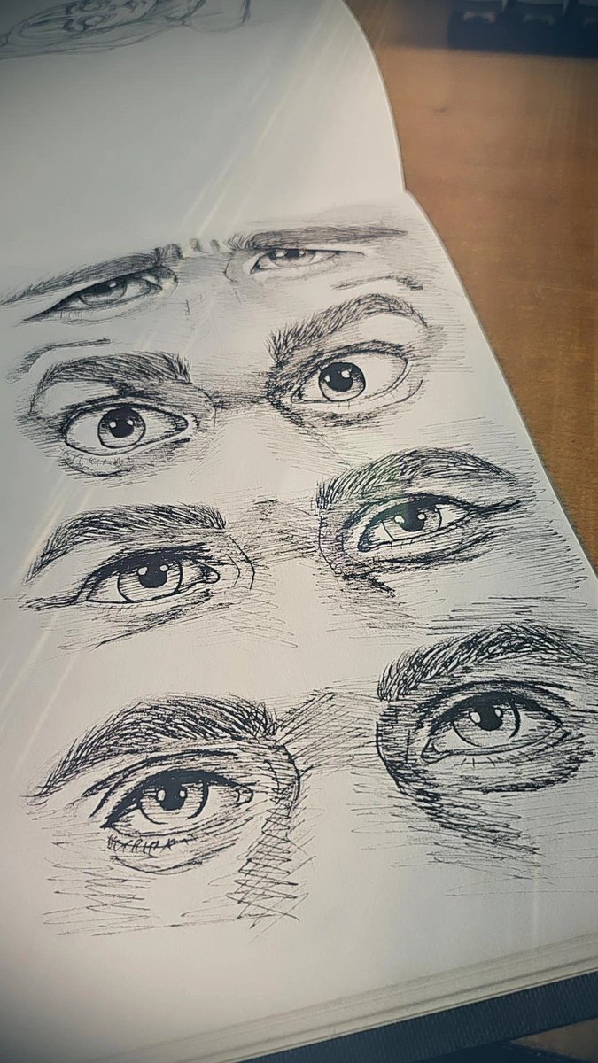 NanaWorldDesign's tweet image. Je me suis réconciliée avec le carnet de croquis et maintenant je commence à me sentir plus libre de dessiner dessus qu'à la tablette 🥰 

Entraînement aux émotions, croquis crayon puis encrage