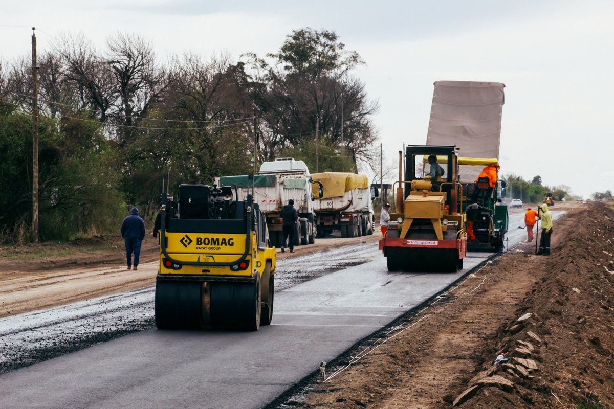 obras_desantafe's tweet photo. #Vialidad 🛣️

La provincia avanza con la pavimentación de la calle Padre Buenaventura Giuliani de Gobernador Crespo

Las obras registran un avance de casi el 90%. La inversión provincial es de más de 300 millones de pesos.

+ Info ⤵️
https://t.co/qsx7JK8VcZ https://t.co/kW9QXBLFB6