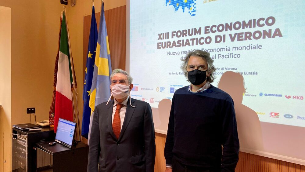 umapess24988053's tweet photo. 5 –  ⬆️ … per aver concepito e supportato ripetute edizioni del Forum Economico Eurasiatico di Verona (quest’anno giungerà alla 16ma edizione: 02/11/23), organizzato dall’Associazione Conoscere Eurasia - guidata da A.  #Fallico  (Presidente anche di Banca Intesa Russia) - ed evento, in passato, patrocinato dai Sindaci di Verona. “Ringrazio l'associazione Conoscere Eurasia e il suo presidente Antonio Fallico per il doppio coraggio dimostrato - ha detto il sindaco Federico  #Sboarina  - La prima volta in primavera, in piena emergenza sanitaria, quando si è deciso di organizzare ugualmente il Forum Euroasiatico nel mese di ottobre, mettendo ancora una volta la nostra città sul palcoscenico internazionale. [ndr. Edizione 2020]”: articolo di “VeronaSera” (da cui immagine sottostante 1), Forum Eurasiatico, relatori e moderatori in presenza ma pubblico online, 21/10/2020,  https://t.co/hVTNB5UIcA

Sembra che il fatto che l’Italia rientri nell’Alleanza Nordatlantica NATO e nell’Unione Europea non interessi a nessuno. Sindaci di discutibile onestà intellettuale possono tranquillamente patrocinare e promuovere iniziative contro l’interesse nazionale senza che i Governi e Procure della Repubblica si sentano autorizzati a far rispettare l’Ordine Costituzionale di questo delirante Paese.

L’edizione del 2022 del Forum di Verona, tenutasi a Baku (27-28/10/2022), in piena invasione russa ai danni dell’Ucraina, si è data un tema eversivo e inquietante: L’Eurasia per UN NUOVO ORDINE geopolitico ECONOMICO E SOCIALE: upgrading to a new people-centered economy. Il livello politico e strategico dei partecipanti russi, tra cui l’oligarca I. SECHIN, lascia senza parole rivelando l’intenzione di SOVVERTIRE L’OCCIDENTE, la nostra economia e la nostra organizzazione sociale: “L’evento voluto da Fallico si tiene quest’anno [ndr. 2022] nella capitale azera per permettere la presenza dei fedelissimi di Putin SANZIONATI dall’Ue. Non poteva mancare Sechin , numero uno di Rosneft, che ha lanciato accuse agli USA e all’Occidente. Ma non è stato l’unico.” “[…] nel discorso di Sechin, che è stato in larga parte dedicato ad attaccare l’Occidente e gli Stati Uniti […] La causa dell’attuale crisi energetica ‘non è la situazione in Ucraina né la pandemia, ma il deficit degli investimenti dovuto a una politica irresponsabile e avventuristica sui temi della velocità della transizione verde e dalle sanzioni contro la Russia.”, dall’articolo di G. Carrer, Che si dice al Forum Filorusso di Verona (che ha traslocato a Baku), “Formiche. net”, 28/10/2022 (da cui immagine sottostante 2),   https://t.co/jmNg2KD2PX ).

Nutriti ed “eccellenti”, gli interventi Italiani: Giorgio BIANCHI, Alessandro DI BATTISTA, Romano PRODI, Alessandro BIANCHI (“direttore dell’ ‘Antidiplomatico’, considerato il megafono del Movimento 5 Stelle per la propaganda di Putin in Italia”: Carrer, Op. cit.), Vito PETROCELLI, Pino ARLACCHI (“che da europarlamentare nel 2013 aveva difeso le elezioni in Azerbaijan come ‘libere, eque e trasparenti’ contrariamente a quanto sostenuto da diverse organizzazioni tra cui l’OCSE e Human Rights Watch”: Carrer, Op. cit.).

Il forum eurasiatico non è solo un palcoscenico ideale per la propaganda putinista, ma è stato concepito come uno strumento per incentivare e sviluppare in tutto il nord-est un’economia eurasista volta a coinvolgere gli imprenditori in un progetto geopolitico e geoeconomico che si contrappone ai piani e alle finalità del nostro Paese e di tutto l’Occidente. Il disegno geopolitico e geoeconomico “alternativo” non si ferma alla Russia, ma si rivolge anche ad altre rotte eurasiste, tra cui Cina e Mongolia; a tal proposito, il Consiglio Regionale veneto non si è fatto certo spaventare dalla guerra e persegue imperterrito le proprie rotte commerciali. Il Consigliere Regionale L. SANDONÀ nel 2023 asserisce: “E’ necessario che la nostra Regione si faccia sempre più parte attiva nel collaborare con nuove realtà e nuovi mondi, per aprire nuovi mercati e possibilità commerciali per le nostre aziende anche nei settori da sviluppare relativi al turismo. Con la Mongolia, un paese vasto, immenso, dalle enormi potenzialità, si possono aprire opportunità importanti nel settore dell’agroalimentare, del tessile, del minerario e delle materie prime, metalmeccanico e dell’agrimeccanica e del turismo appunto”. [ndr. Ma chi ci crede?!] (B. Majer, Sandonà (Lega – LV): “Il Veneto pronto a nuove collaborazioni con la Mongolia”, Notizie +, 28/02/2023,  https://t.co/V6qdPj8kzB ).

Mi domando: - E’ così difficile individuare i canali della propaganda filorussa in Italia? Non è ora di fermarla?  @GiorgiaMeloni #DipartimentoInformazioniSicurezza  #StopRussianPropagandists #StopHybridWarfare #ViaDellaSeta #ViaDellaRussia #VeronadOriente

[Immagini – 1. Sboarina – Fallico, Forum Economico Eurasiatico 2020 (VR): foto da “VeronaSera”, fonte sopraccitata; 2. 15ma edizione forum Economico Eurasiatico di Verona (tenuto a Baku: foto da “Formiche. net”, fonte sopraccitata): notare gli sponsor! 3. Messaggio del pontefice (!), intervento per “la cura della Casa Comune” (10ma edizione forum), da sito Forum 16ma ed. 2023, https://t.co/4WVNjeXPrn 4. Sandonà riceve, in Cons. Regionale, rappresentante Mongolia: foto da Notizie +, fonte sopraccitata] 5/n >>>